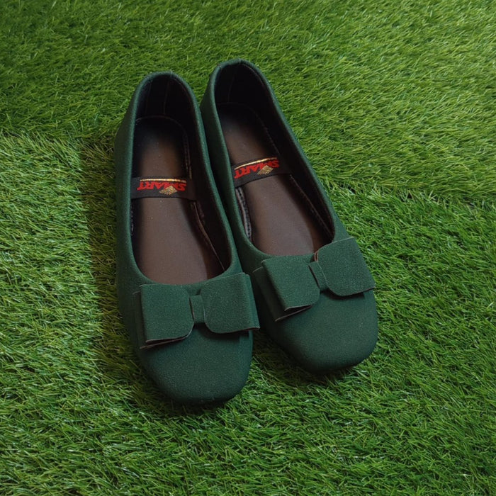 Classic women’s flats available in sizes 6-11