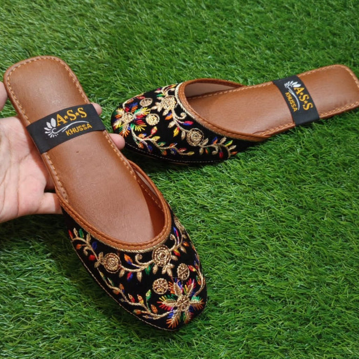 Fashionable slippers for women in sizes 6-11